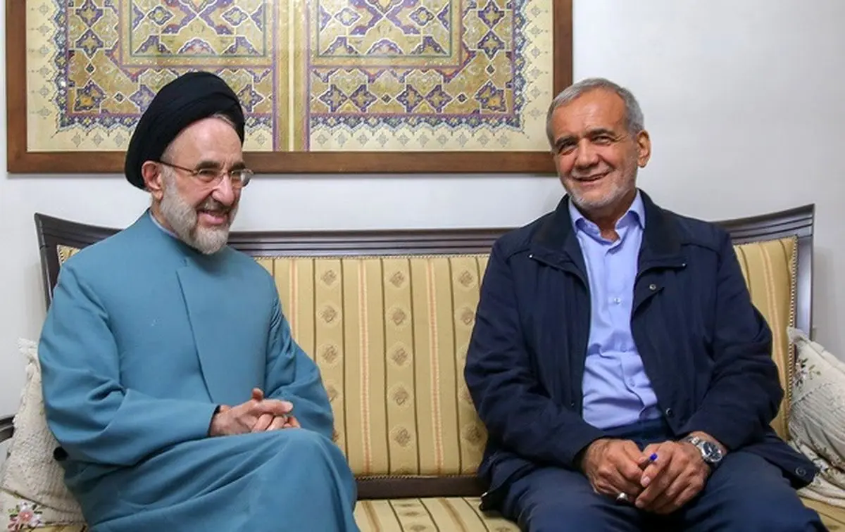پوشاندن چهره خاتمی در بنر تبلیغاتی پزشکیان