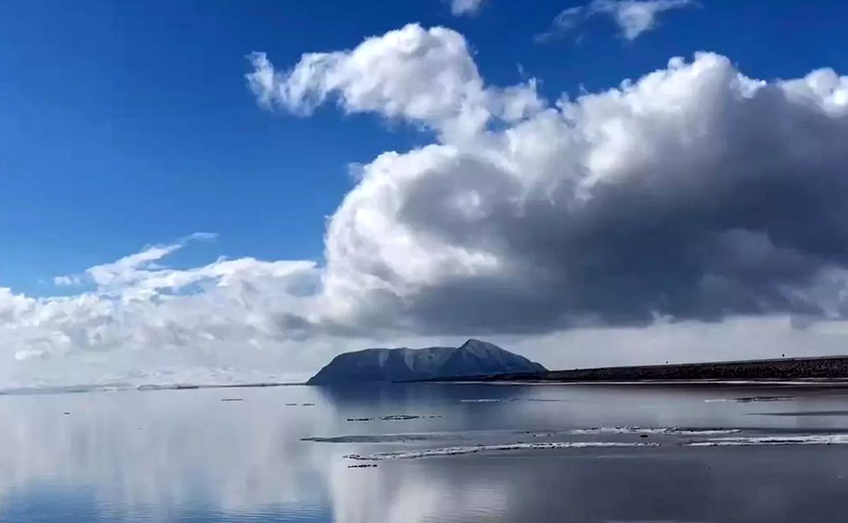 جوشش یک چشمه در دریاچه ارومیه/ ویدئو