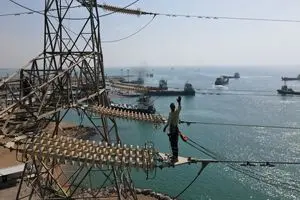 بر اثر حملات آمریکا، آسیب‌های به خطوط برق بندر‌عباس و روستا‌های اطراف وارده شده است/ ویدئو
