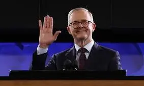 سقوط نخست‌ وزیر استرالیا آنتونی آلبانیز از روی صحنه/ ویدئو