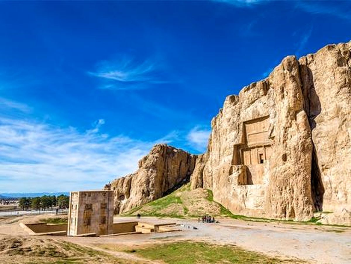 فرونشست زمین در فاصله ۱۰ متری نقشرستم