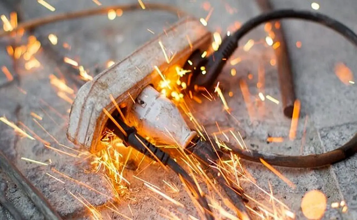 برق‌گرفتگی یک دانش‌آموز هنگام آوردن توپ از بیرون مدرسه/ حال او وخیم است

