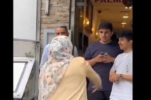 رفتار یک زن مسلمان در لندن در اعتراض به آتش زدن قرآن در سوئد/ ویدئو

