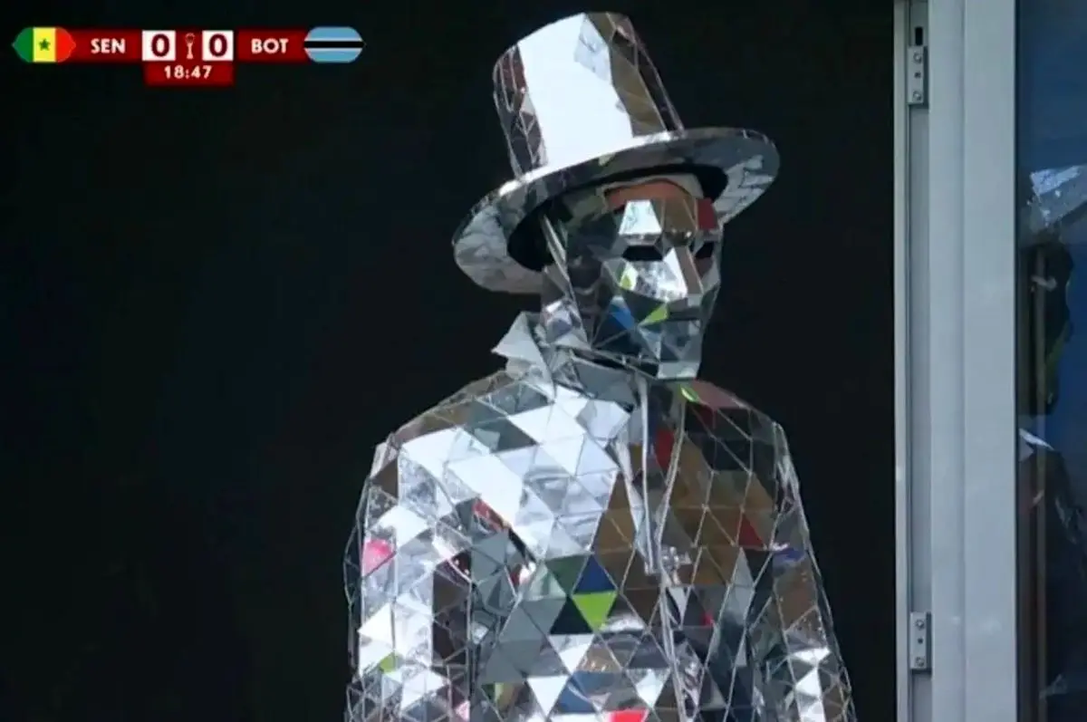 جادوگر در جام ملت‌ها | لباس عجیب هوادار سنگال جنجالی شد