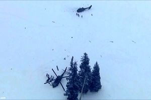 لحظه سقوط همزمان دو هلی کوپتر در آمریکا نزدیک اسکی بازان/ ویدئو