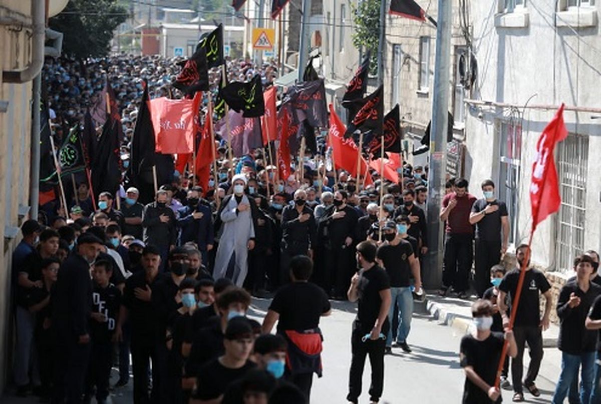 واکنش جالب کودکان به ممانعت از ورود به مساجد در جمهوری آذربایجان توسط پلیس/ ویدئو