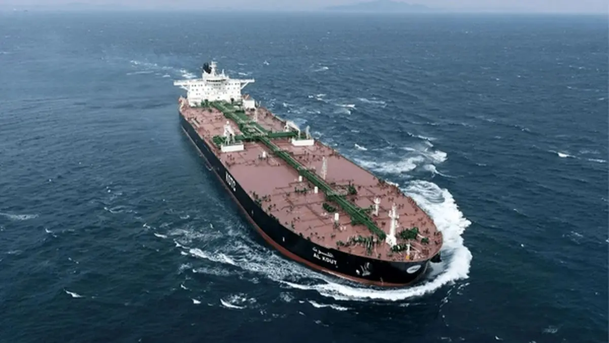 ابرنفتکش ایرانی با موقعیت یاب روشن از تنگه هرمز عبور کرد