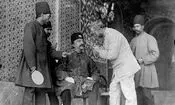 سفر به ایران قدیم؛ دندانپزشک دوران قاجار در حال کشیدن دندان یک بیمار 