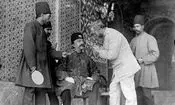 سفر به ایران قدیم؛ دندانپزشک دوران قاجار در حال کشیدن دندان یک بیمار 