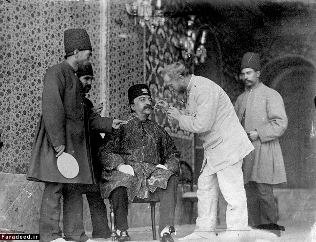 سفر به ایران قدیم؛ دندانپزشک دوران قاجار در حال کشیدن دندان یک بیمار 