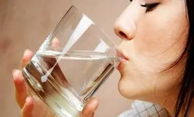 معجزه خوردن آب به صورت ناشتا

