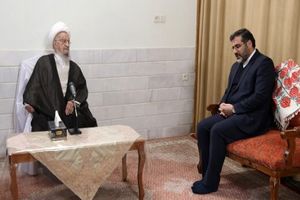 آیت‌الله مکارم شیرازی در دیدار وزیر ارشاد: امید از مردم گرفته شود کار مشکل می‌شود/ «خشونت و فشار» در مسأله حجاب، کارساز نیست