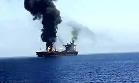 حادثه دریایی در نزدیکی سواحل عمان؛ یک نفتکش دچار آتش‌سوزی شد

