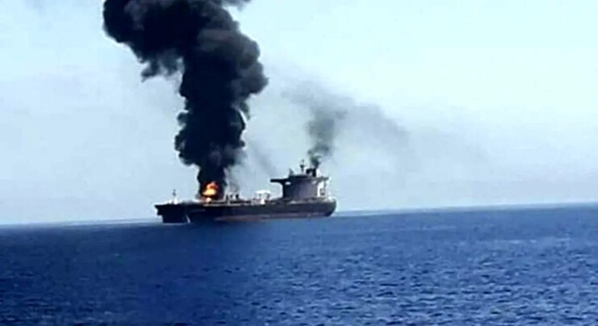 حادثه دریایی در نزدیکی سواحل عمان؛ یک نفتکش دچار آتش‌سوزی شد


