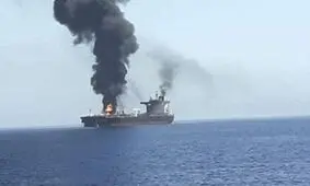 حادثه دریایی در نزدیکی سواحل عمان؛ یک نفتکش دچار آتش‌سوزی شد

