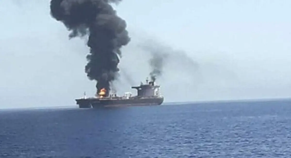 حادثه دریایی در نزدیکی سواحل عمان؛ یک نفتکش دچار آتش‌سوزی شد

