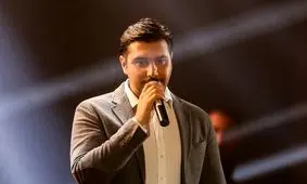  اجرای فالش و عجیب احسان خواجه امیری در کنسرتش/ ویدئو

