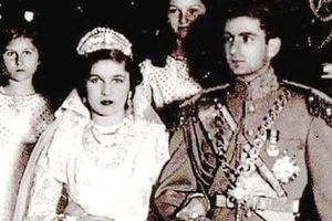 سفر در زمان؛ «اشرف، شمس، تاج الملوک, محمدرضا پهلوی، ملکه نازلی و فوزیه در بندر شاهپور»؛ سال 1318