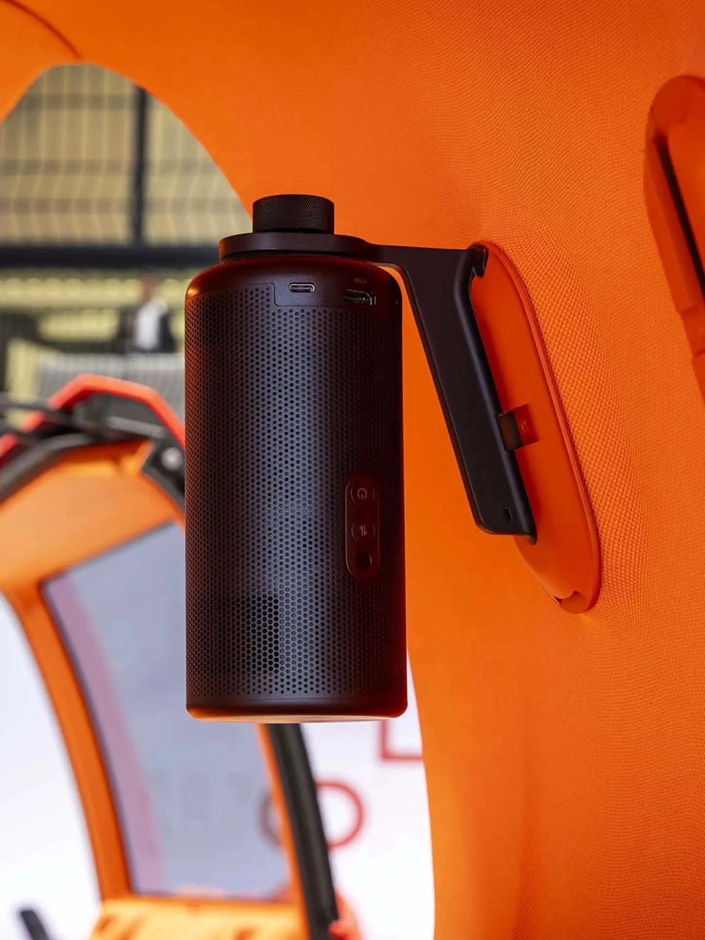 تصاویر رسمی منتشر شده از کانسپت ۲۰۲۵ سیتروئن ELO (Citroen ELO) که یک خودروی کامپکت، همه‌کاره و دارای طراحی نوآورانه با قابلیت تطبیق برای کار، استراحت و بازی است و به عنوان یک مدل «خانه روی چرخ» توسط شرکت سیتروئن معرفی شده است.