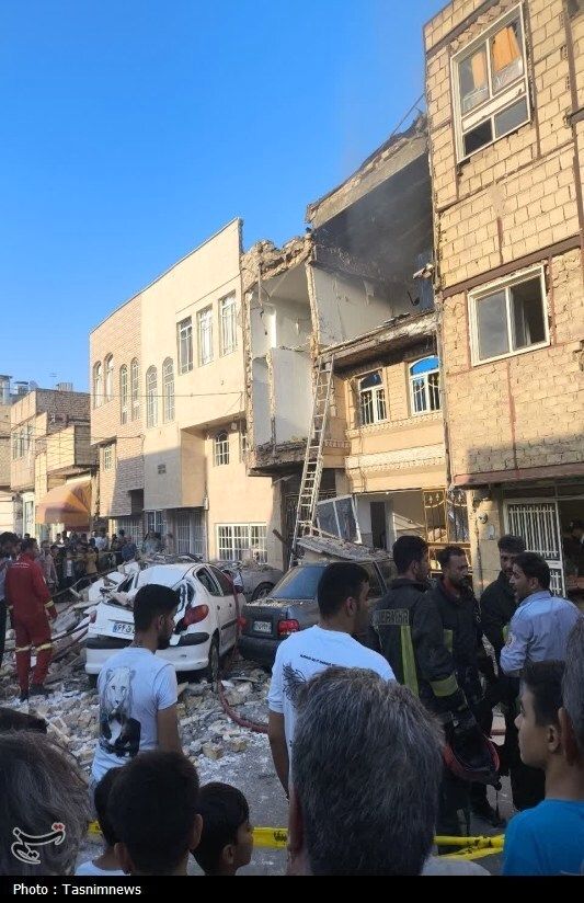 انفجار مهیب آبگرمکن در قم: ۴ مصدوم و خسارت به منازل مسکونی (+عکس)
