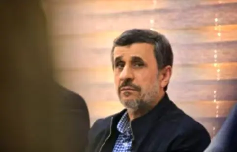 حضور احمدی نژاد در چهلم یکی از جانباختگان ناآرامی های دی ماه/ ویدئو
