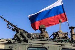 یک راکت عمل نکرده ارتش روسیه در خانه ای در شهر خارکف/ ویدئو