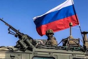 یک راکت عمل نکرده ارتش روسیه در خانه ای در شهر خارکف/ ویدئو