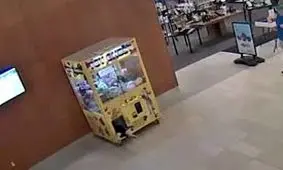 کودک بازیگوش در دستگاه عروسک‌گیر گرفتار شد/ ویدئو