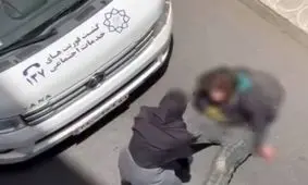 کشیدن یک زن توسط گشت فوریت‌های اجتماعی شهرداری تهران/ شهرداری: فرد مذکور در پی سوء مصرف مواد مخدر، حالت طبیعی نداشت/ ویدئو