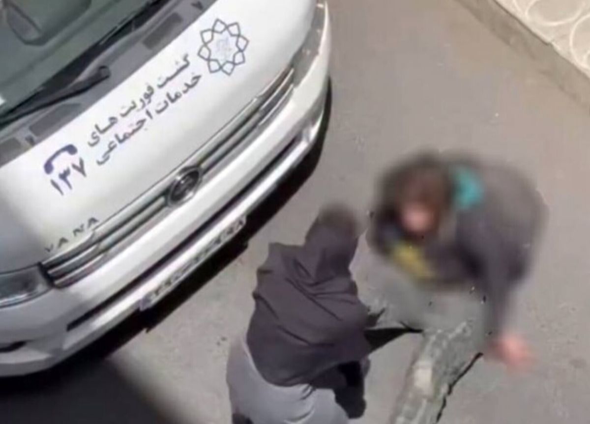  کشیدن یک زن توسط گشت فوریت‌های اجتماعی شهرداری تهران/ شهرداری: فرد مذکور در پی سوء مصرف مواد مخدر، حالت طبیعی نداشت/ ویدئو 