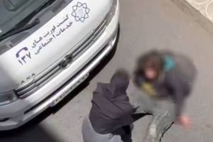 کشیدن یک زن توسط گشت فوریت‌های اجتماعی شهرداری تهران/ شهرداری: فرد مذکور در پی سوء مصرف مواد مخدر، حالت طبیعی نداشت/ ویدئو