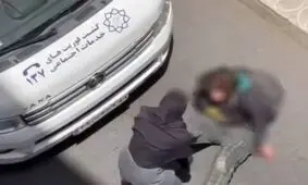 کشیدن یک زن توسط گشت فوریت‌های اجتماعی شهرداری تهران/ شهرداری: فرد مذکور در پی سوء مصرف مواد مخدر، حالت طبیعی نداشت/ ویدئو