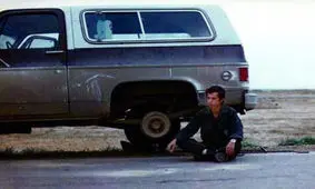 سردار صفوی در کنار حسن باقری در میان ویرانه‌های خرمشهر؛ دهه ۶۰