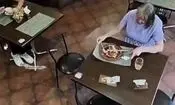 تصاویری تکان دهنده از کمک به یک زن نیازمند