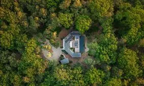 خانه C، آرامش و یک استخر نقلی در دل جنگل