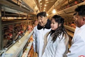 بازدید رهبر کره شمالی و دخترش از یک مرغداری/ عکس

