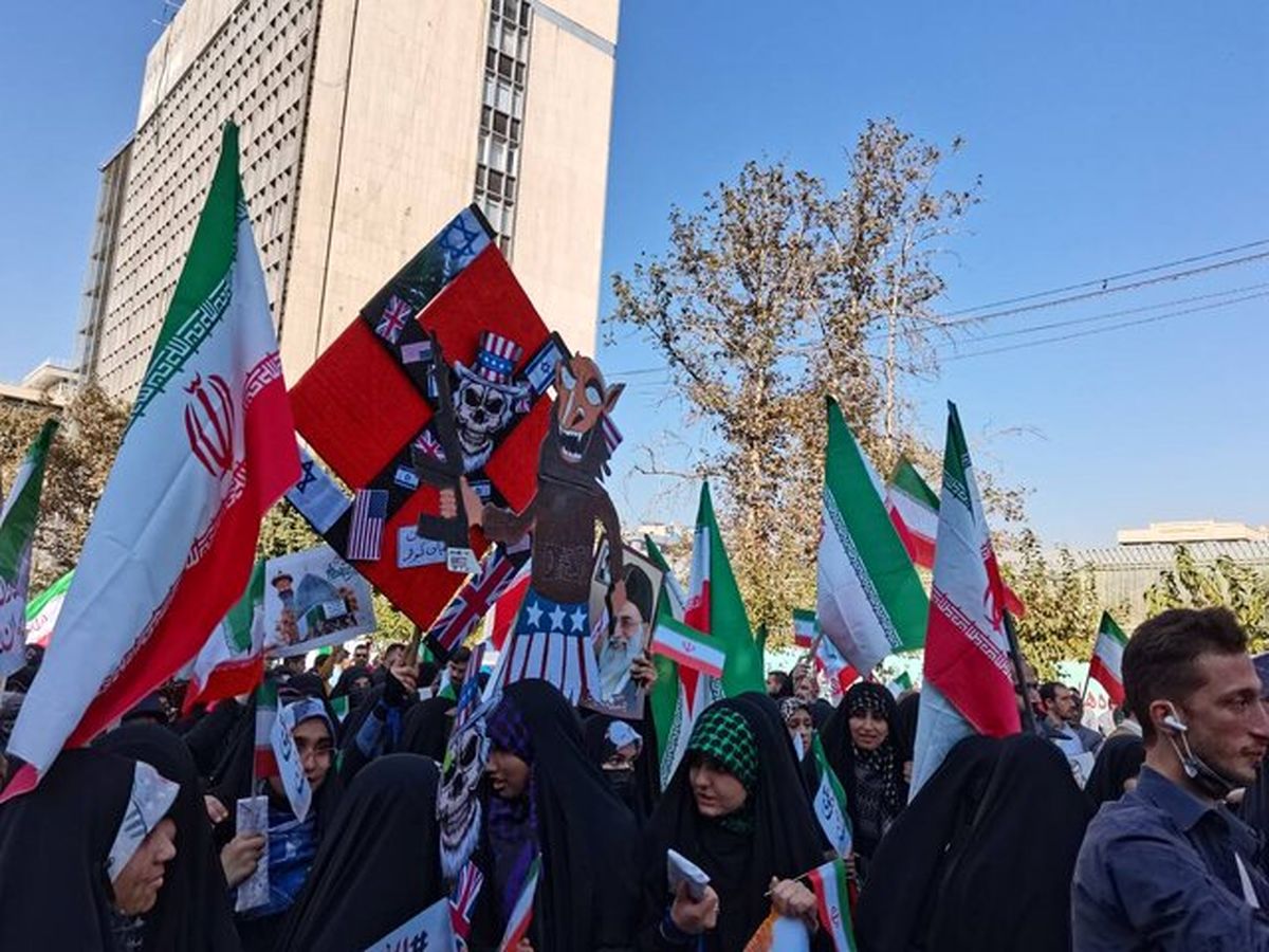 راهپیمایی ۱۳ آبان ۱۴۰۱؛ کنایه مداح مراسم ۱۳ آبان تهران به سلبریتیها / حضور خانم های گارد ویژه/ قطعنامه پایانی راهپیمایی/ حواشی و تصاویر
