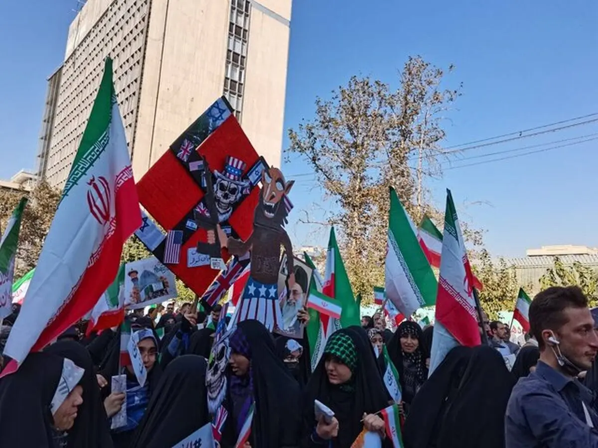 راهپیمایی ۱۳ آبان ۱۴۰۱؛ کنایه مداح مراسم ۱۳ آبان تهران به سلبریتی‌ها / حضور خانم های گارد ویژه/ قطعنامه پایانی راهپیمایی/ حواشی و تصاویر