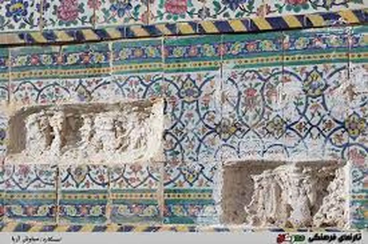 کاشی‌های مسجد وکیل در حال تخریب است