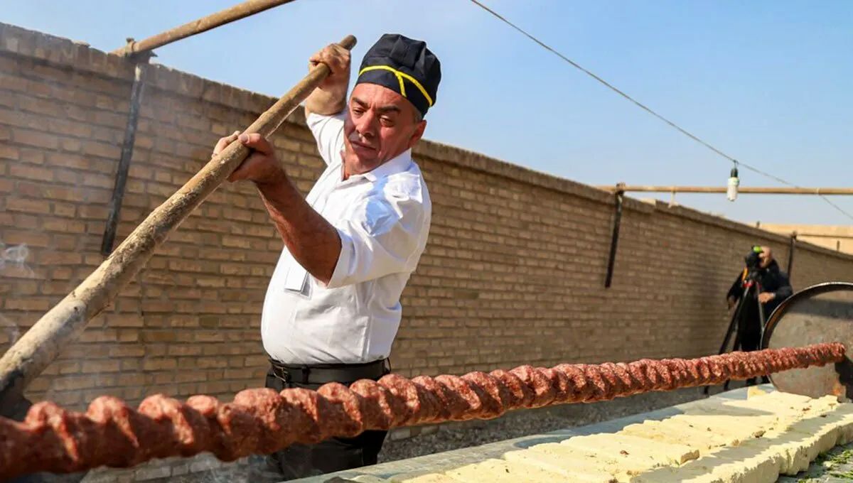 ثبت رکورد طولانیترین کباب ایران با ۲۲۰ متر در یزد/ تصاویر