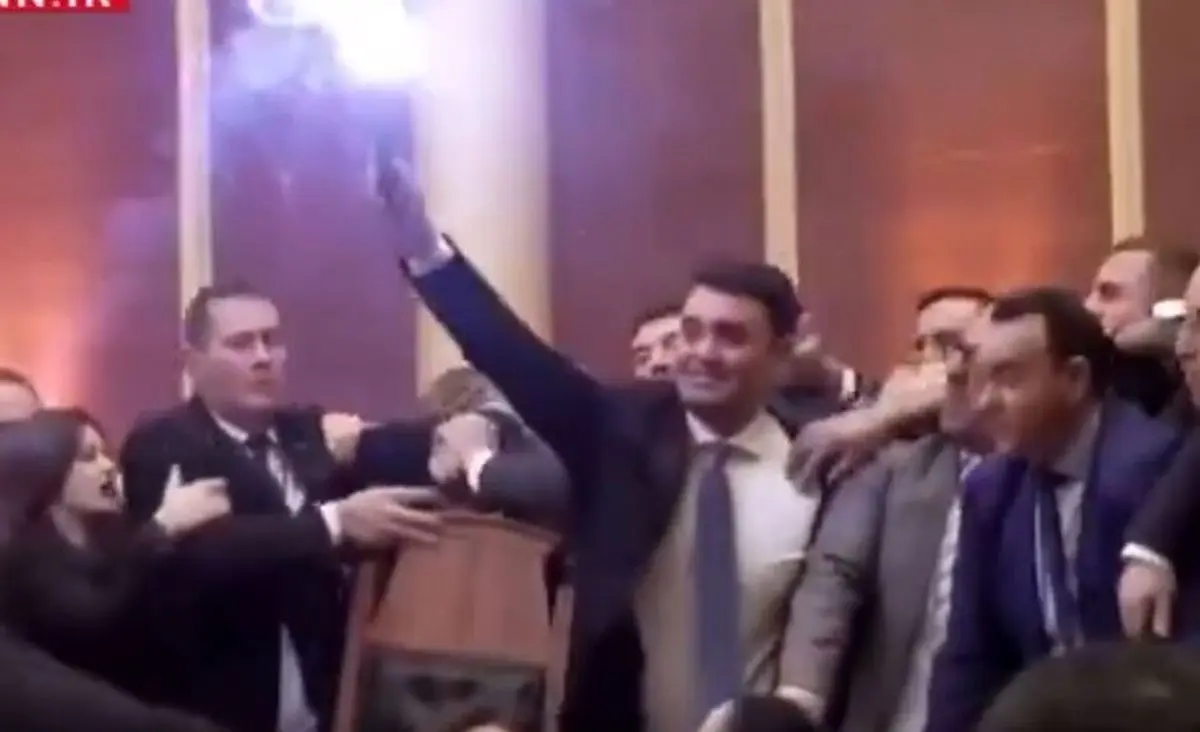 فساد و فشفشه بازی و درگیری در پارلمان آلبانی/ ویدئو

