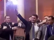 فساد و فشفشه بازی و درگیری در پارلمان آلبانی/ ویدئو

