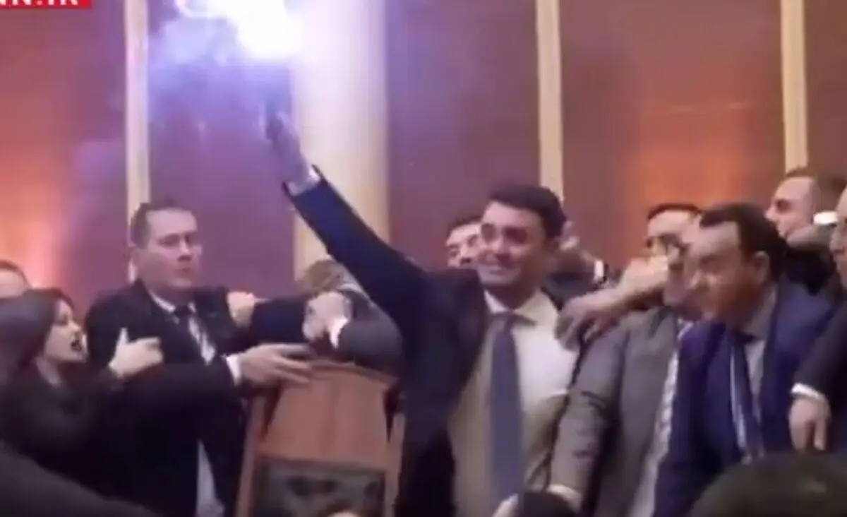 فساد و فشفشه بازی و درگیری در پارلمان آلبانی/ ویدئو

