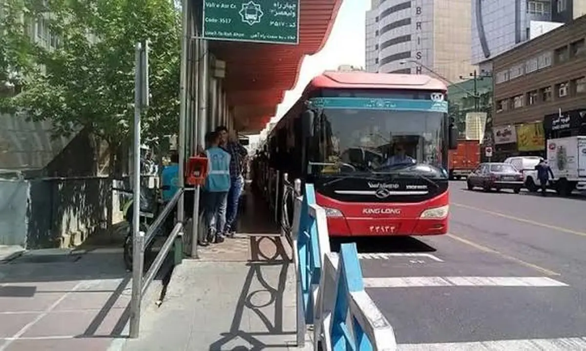 اولین تصاویر از تصادف اتوبوس BRT با عابر پیاده در خیابان ولیعصر تهران/ ویدئو