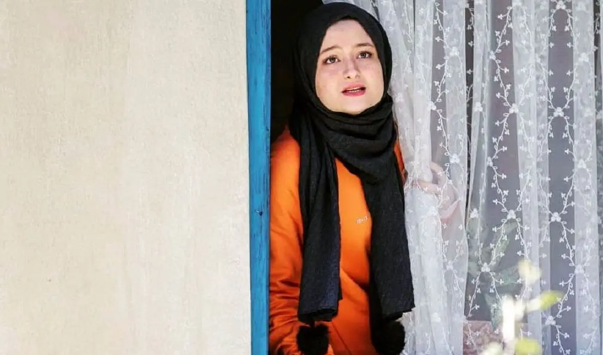 سفر در زمان؛ «سارا و نیکا» مشغول خواب در پشت صحنه سریال پایتخت؛ سال 96 