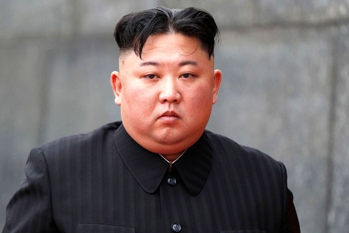  زانو زدن بی‌سابقه رهبر کره شمالی/ عکس
