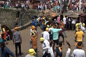 جشنواره سنگ‌پرانی در هند، ۱۵۰ زخمی بر جای گذاشت/ ویدئو

