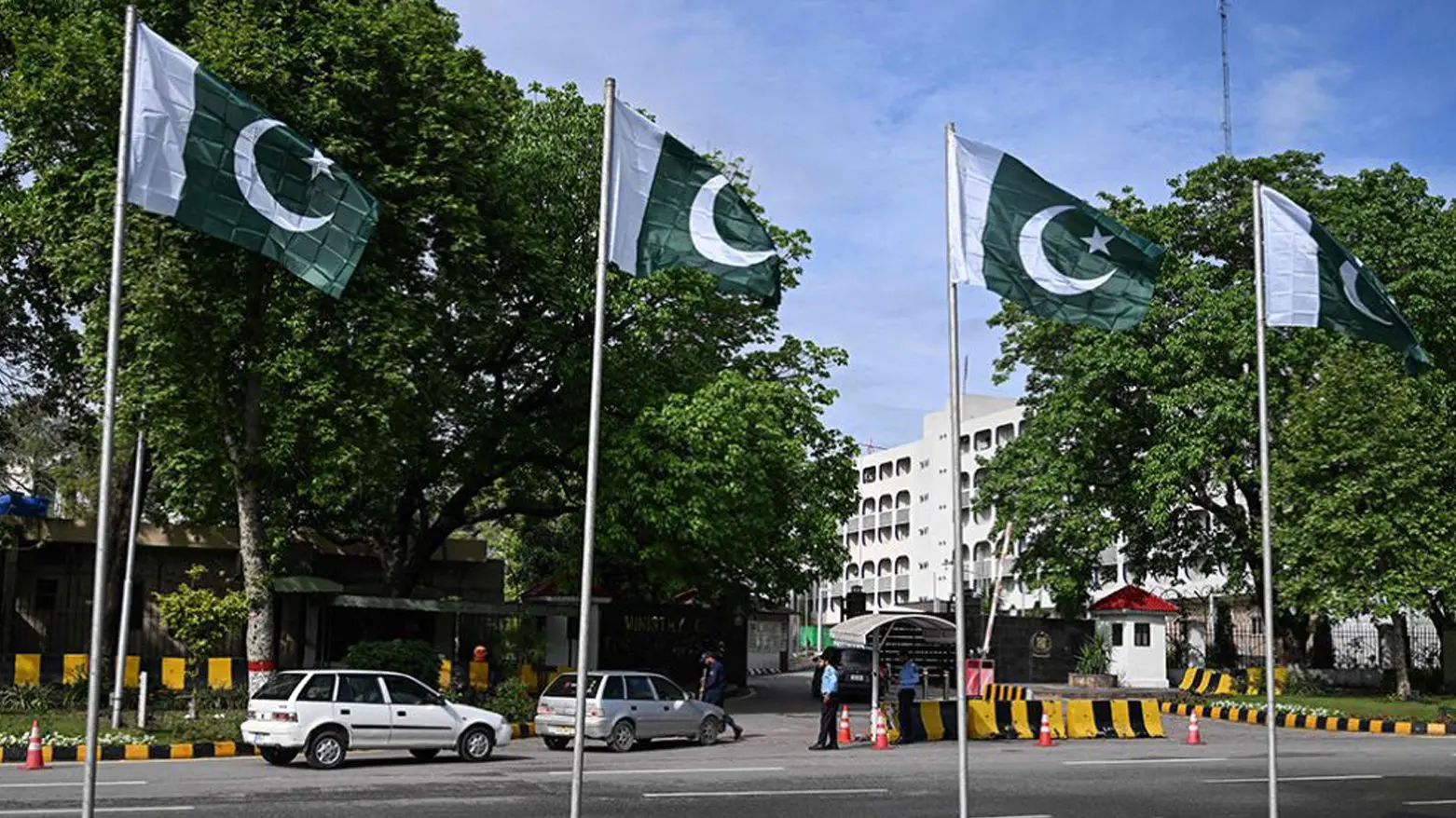 استقبال «غیرعادی» اسلام‌آباد از دیپلمات‌های ایرانی: پیام این خوشامدگویی مرموز چیست؟ (تصاویر)