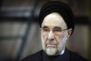 خاتمی بر مزار شهید جنگ ۱۲ روزه در اردکان حاضر شد