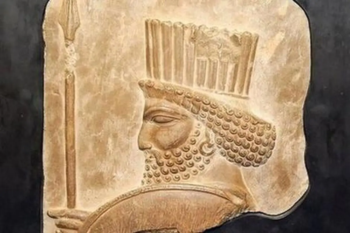 فروش آثار هخامنشی در میدان انقلاب تهران!